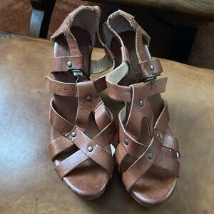 Very cute and comfortable Brown size 8 1/2 bed Stu